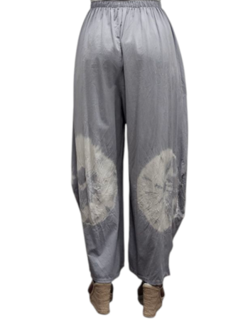Ruime broek grijs met batikprint