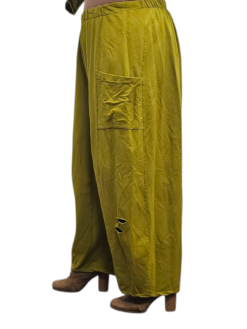 Wijde broek groen met leuke inknipsels 100% cotton
