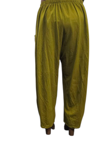 Wijde broek groen met leuke inknipsels 100% cotton