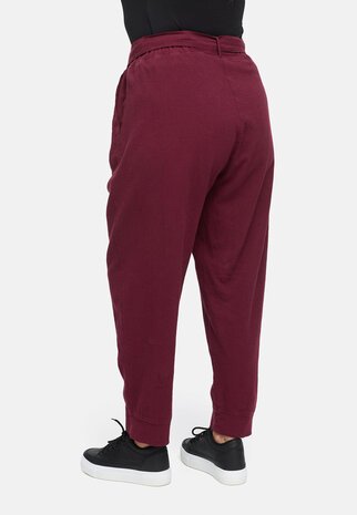 Broek met centuur steenrood