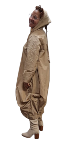 Lange tussenjas beige met lange puntmuts