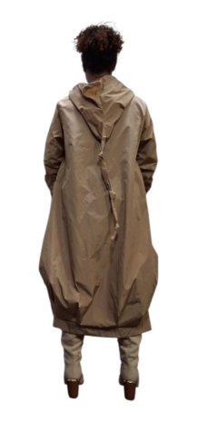 Lange tussenjas beige met lange puntmuts
