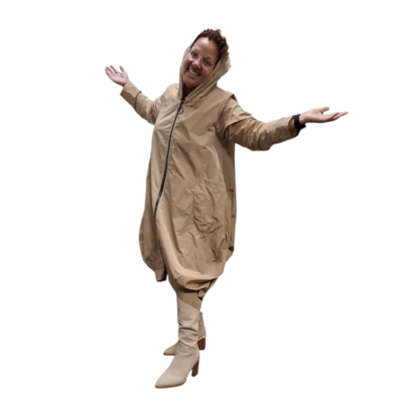 Lange tussenjas beige met lange puntmuts
