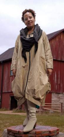 Lange tussenjas beige met lange puntmuts