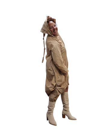 Lange tussenjas beige met lange puntmuts