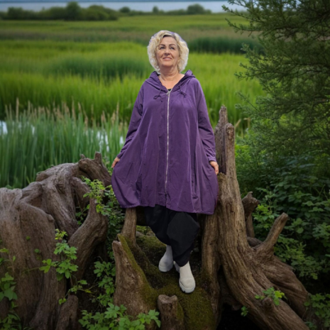 Vest/jas purple met capuchon bestaande uit 2 soorten katoen