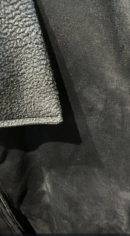 Lange manteljas zwart soort  suède met teddyvoering