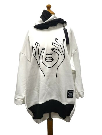 Sweater-met-capuchon-wit- met zwarte print