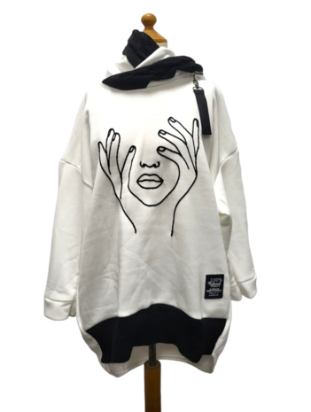Sweater-met-capuchon-wit- met zwarte print
