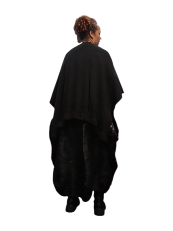 Cape / omslagdoek zwart met ruches rand