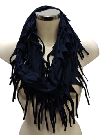 Sjaal donkerblauw met franjes en openingen 