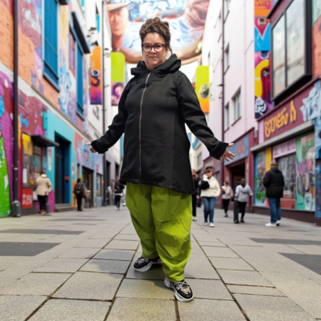 Korte tussenjas zwart met capuchon ribfluweel/corduroy