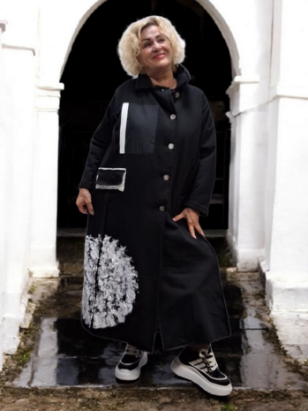 Warme mantel zwart met print