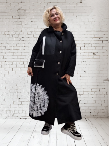 Warme mantel zwart met print