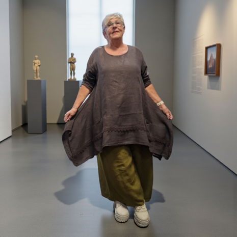 Tuniek bruin A lijn 100%-linnen met kant