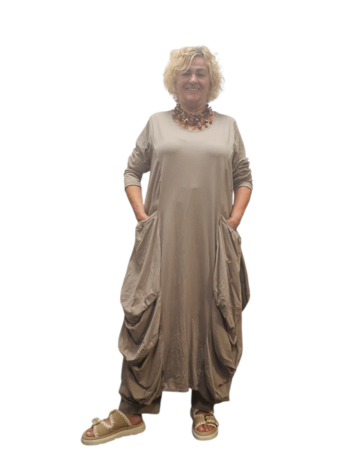 Aparte-lange jurk met grote zakken greige