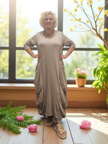 Aparte-lange jurk met grote zakken greige