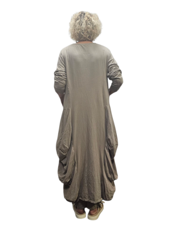 Aparte-lange jurk met grote zakken greige