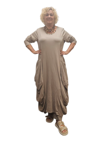 Aparte-lange jurk met grote zakken greige