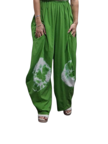 Ruime broek limegroen met batikprint