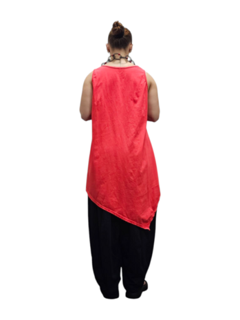 Topje koraalrood asymmetrisch uitlopend in een punt