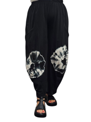 Ruime broek zwart met batikprint