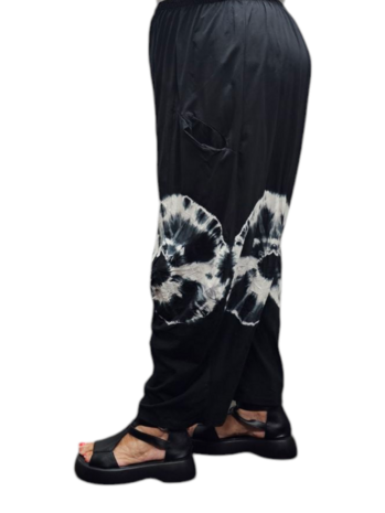Ruime broek zwart met batikprint
