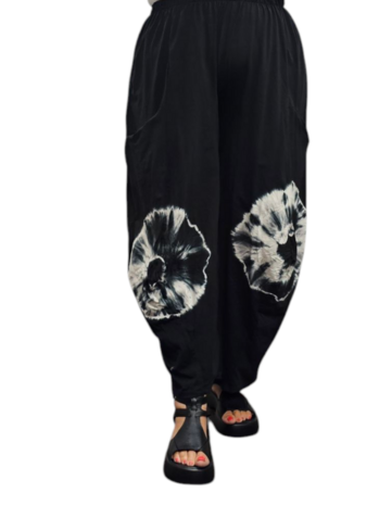 Ruime broek zwart met batikprint
