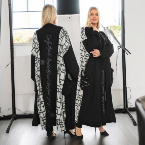 Aparte lange jas/vest zwart met letterprint