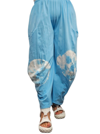 Ruime broek lichtblauw met batikprint