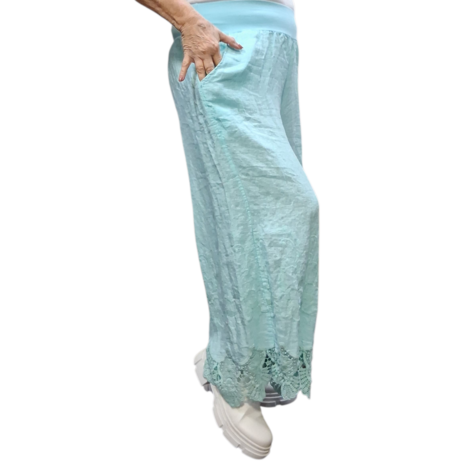 Wijde broek licht blauw met kanten zoom 100% linnen 