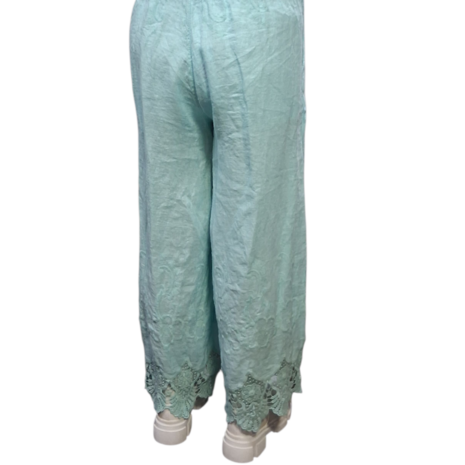Wijde broek licht blauw met kanten zoom 100% linnen 