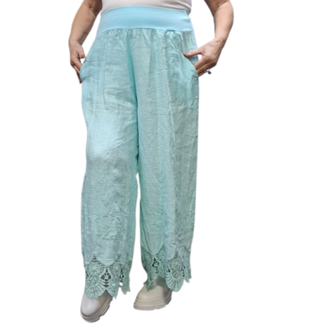 Wijde broek licht blauw met kanten zoom 100% linnen 