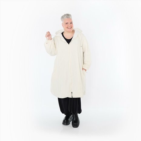 LoveEcho tussenjas in een rechte snit, gemaakt van fijne memory taft roomwit