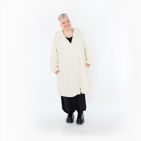 LoveEcho tussenjas in een rechte snit, gemaakt van fijne memory taft roomwit