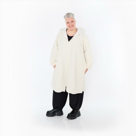 LoveEcho tussenjas in een rechte snit, gemaakt van fijne memory taft roomwit