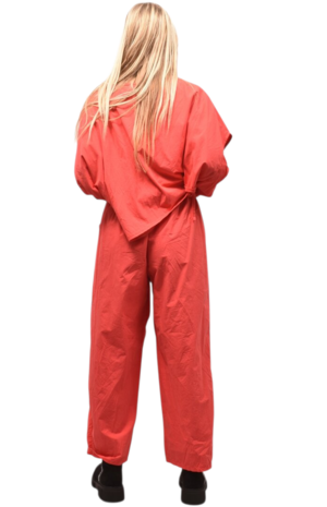 Broek, wijdvallend, rood, twee zakken, rekbare taille, ingestikte plooien