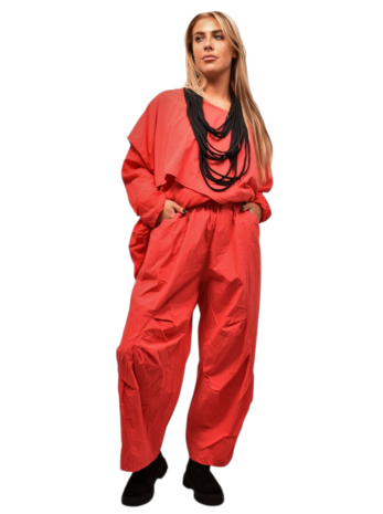 Broek, wijdvallend, rood, twee zakken, rekbare taille, ingestikte plooien