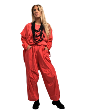 Broek, wijdvallend, rood, twee zakken, rekbare taille, ingestikte plooien