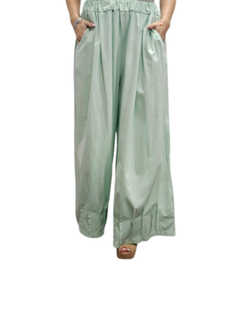 Ruime broek mintgroen met rondom ingestikte naden in zoom