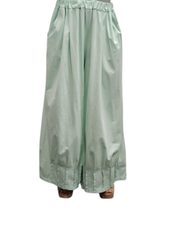 Ruime broek mintgroen met rondom ingestikte naden in zoom