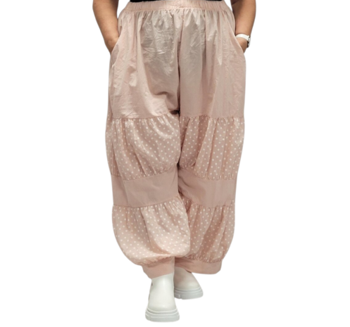 Gedrapeerde-broek-poeder-roze-met-stippen-steekzakken