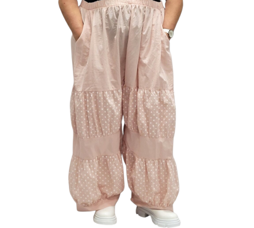 Gedrapeerde-broek-poeder-roze-met-stippen-steekzakken