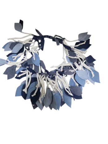 Fantasie ketting  jeansblauw in de vorm van blaadjes