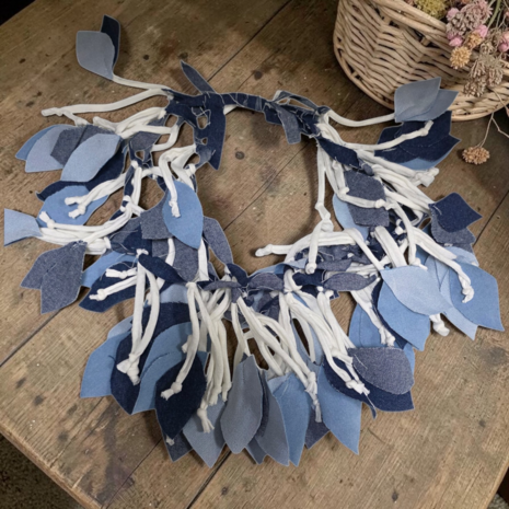 Fantasie ketting  jeansblauw in de vorm van blaadjes