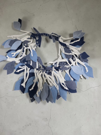 Fantasie ketting  jeansblauw in de vorm van blaadjes