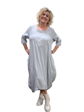 Jurk ijsblauw met steekzakken op voorpand 100% katoen 