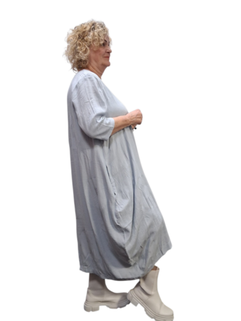 Jurk ijsblauw met steekzakken op voorpand 100% katoen 