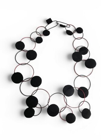 Handgemaakte ketting zwart met rood/zwarte ringen