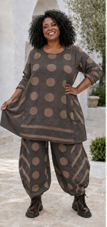Tijdloze-tuniek,-Bruin-met-unieke-Printdetails